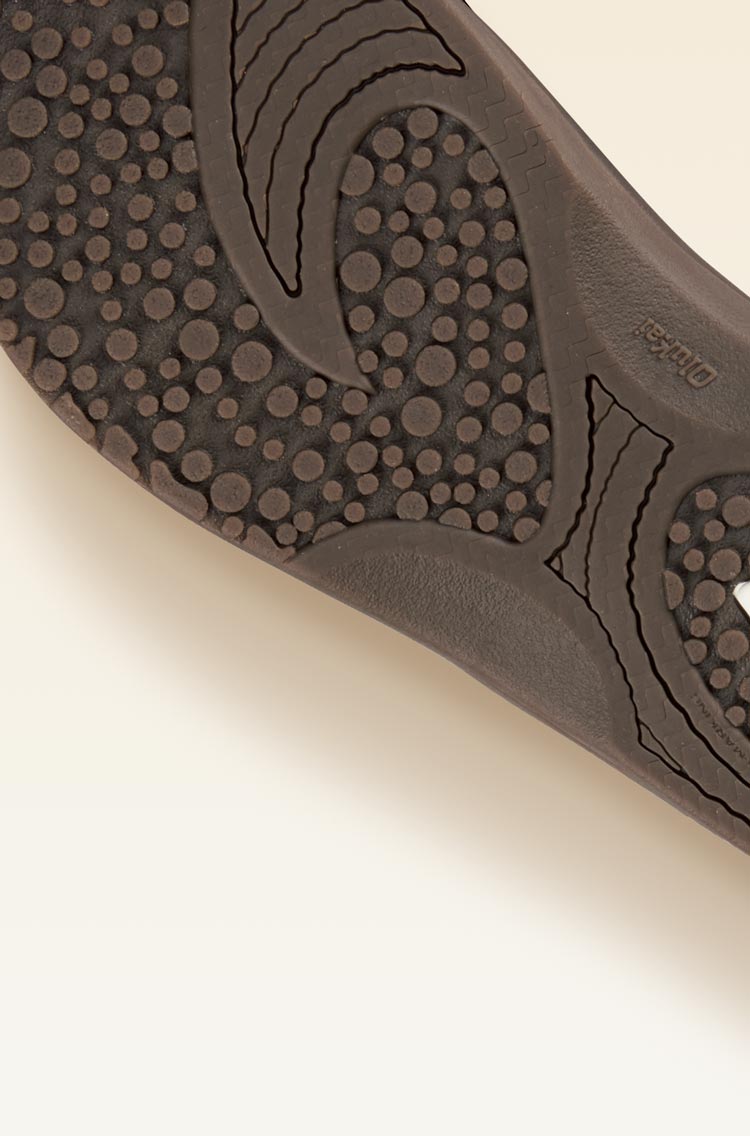 Non-marking rubber outsole featuring a sea urchin lug design and razor siping for added traction.